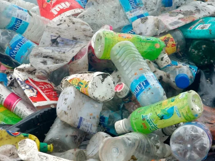 déchets de bouteilles en plastique