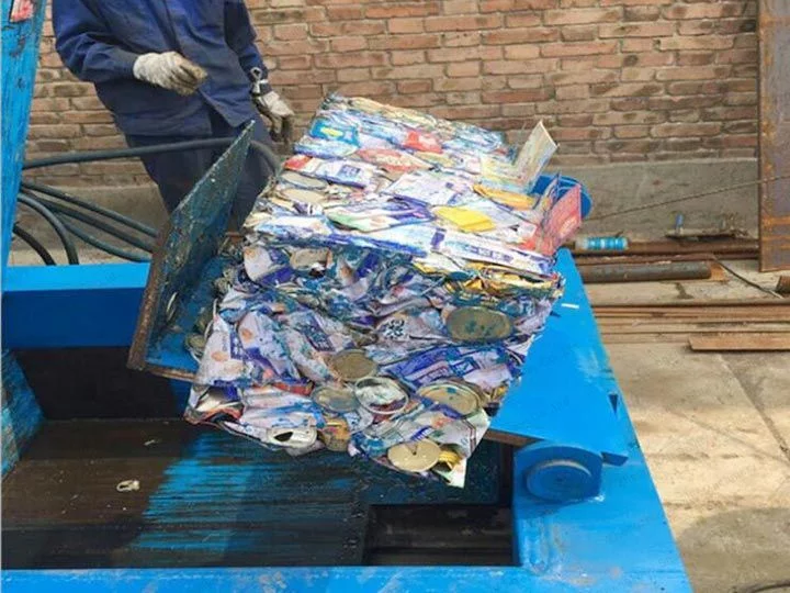 Empacadora de reciclaje de metales para enfardar latas.