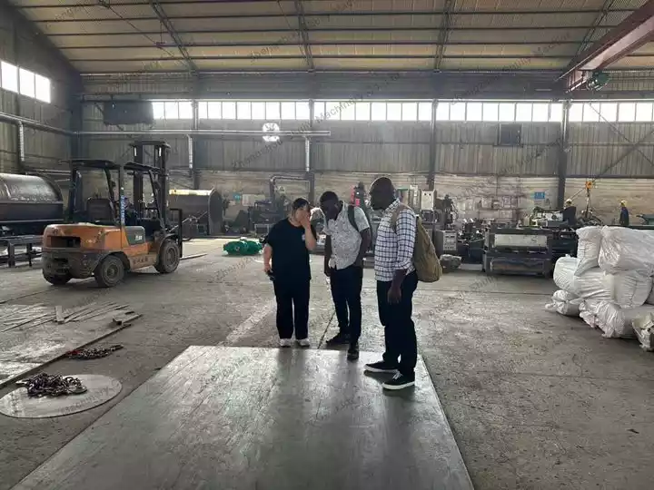 Clientes de Ghana visitan una fábrica de granuladores de espuma