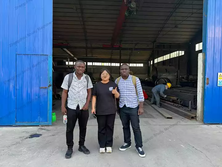 Clientes de Ghana visitan la fábrica de línea de granulador de espuma